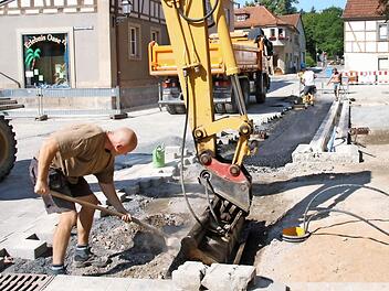 Andreas Euring und seine Kollegen bereiten den Unterbau für die weitere Pflasterung des Stenayer Platzes vor. Foto: Heike Beudert