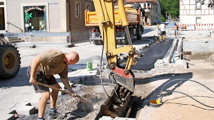 Andreas Euring und seine Kollegen bereiten den Unterbau für die weitere Pflasterung des Stenayer Platzes vor. Foto: Heike Beudert