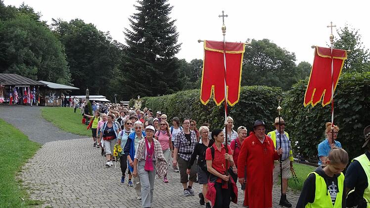 Die Wallfahrer aus Würzburg zogen auf den Vorplatz der Klosterkirche. Foto: Marion Eckert