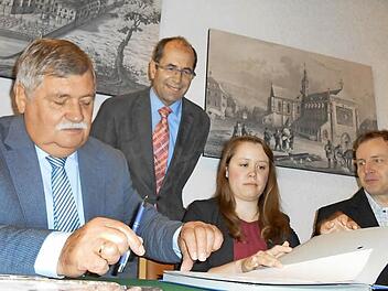 Bei der Vertragsunterzeichnung (von links) Ebrachs Bürgermeister Max-Dieter Schneider, Amtschef Anton Hepple, Allianz-Managerin Eva-Maria Schmitt und Burgwindheims Bürgermeister Heinrich Thaler Foto: Walter Hanslok