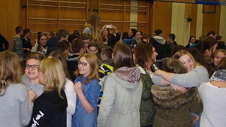 Die Schüler und Schülerinnen drückten und umarmten sich bei der "Lobrunde".  Foto: Heike Schülein