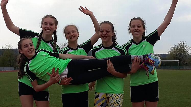 Die U14-Schülerinnen des TV/DJK Hammelburg erzielten bei den Unterfränkischen Meisterschaften im Blockmehrkampf eine bayerische Jahresbestleistung in der Mannschaftswertung. Daneben gewannen sie noch vier Einzeltitel (von links): Elisa Eich, Lena Weigand, Jule Betz, Lilian Heid, vorne: Hanna Schmitt. Foto: Heiko Schmitt