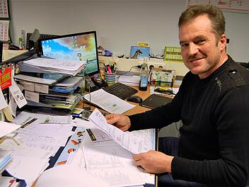 Mehr im Büro als auf dem Acker: Der neue BBV-Kreisobmann Edgar Thomas (51) an seinem Schreibtisch in Nüdlingen. Er will die Verbraucher mehr über die Arbeit der Landwirte aufklären und so deren Image wieder verbessern. Foto: Sigismund von Dobschütz