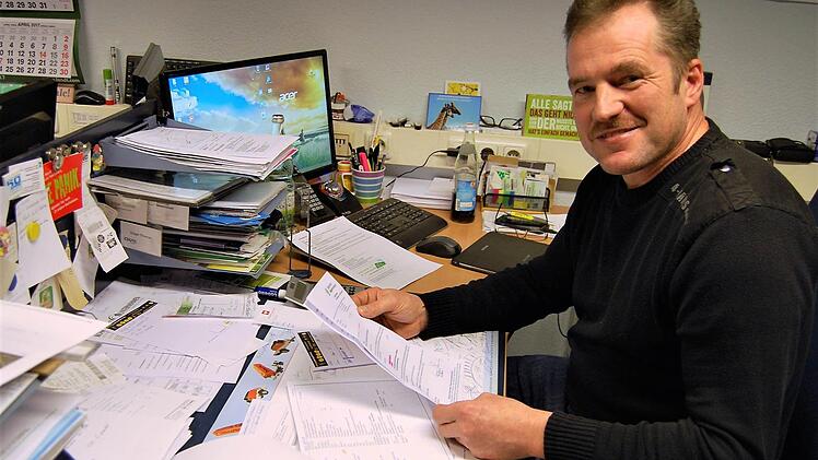 Mehr im Büro als auf dem Acker: Der neue BBV-Kreisobmann Edgar Thomas (51) an seinem Schreibtisch in Nüdlingen. Er will die Verbraucher mehr über die Arbeit der Landwirte aufklären und so deren Image wieder verbessern. Foto: Sigismund von Dobschütz