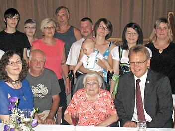 Elsa Krötter (vorne, Mitte) feierte im Kreise ihrer Familie sowie (rechts daneben) Bürgermeister Bernd Rebhan. Foto: A.Hänel