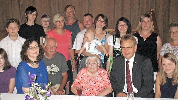 Elsa Krötter (vorne, Mitte) feierte im Kreise ihrer Familie sowie (rechts daneben) Bürgermeister Bernd Rebhan. Foto: A.Hänel