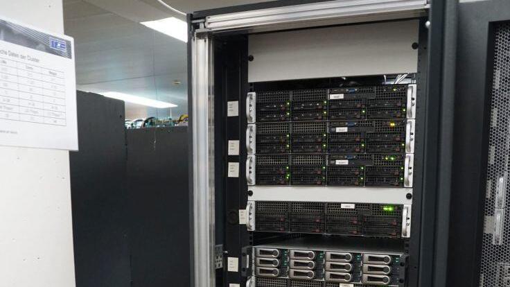 Im Rechenzentrum, von den Mitarbeitern liebevoll "Bunker" genannt, stehen die High Performance Computer und die "Brot- und Butter-Server".  Foto: Pascale Ferry
