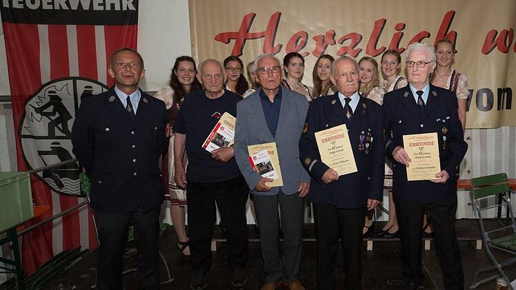 Geehrt wurden bei der Feuerwehr Thonberg, inmitten der Festdamen, die ältesten Mitglieder (von links) Vorsitzender Gerhard Popp, Simon Popp, Erwin Limmer, Horst Oßmann und Herbert Schedel. Foto: Dieter Wolf