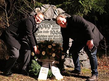 Die beiden Bürgermeister Wolfram Thein und Christopher Other (rechts) legten einen Kranz an der ehemaligen innerdeutschen Grenze nieder. Bettina Knaut