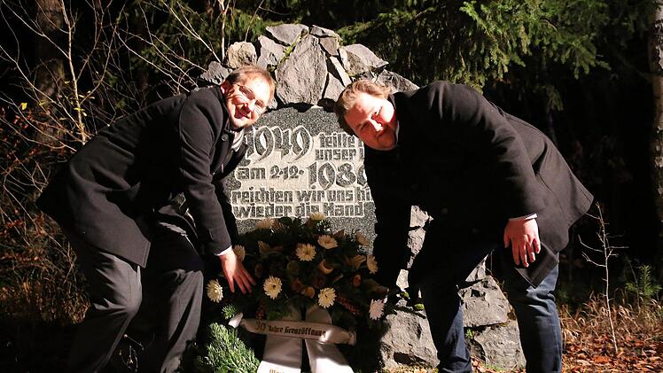 Die beiden Bürgermeister Wolfram Thein und Christopher Other (rechts) legten einen Kranz an der ehemaligen innerdeutschen Grenze nieder. Bettina Knaut