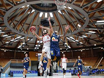 Michele Vitali zieht in der Arena Hohenlohe, einer Rundsporthalle, gegen den ehemaligen Bamberger Maurice Stuckey (r.) zum Korb.  Foto: Daniel Löb