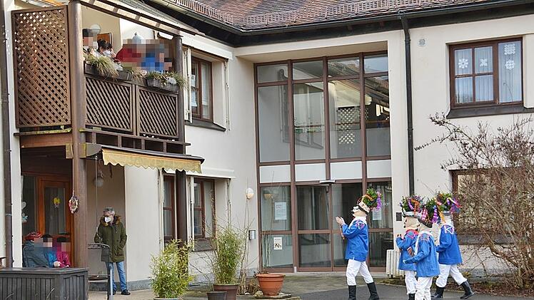 Eine besondere Freude machten die Weisbacher mit ihren Masken und dem Geißmo den Menschen in der Behinderteneinrichtung Maria Bildhausen. Hier waren sie bei einem Freiluftgottesdienst mit dabei. Foto: Hanns Friedrich