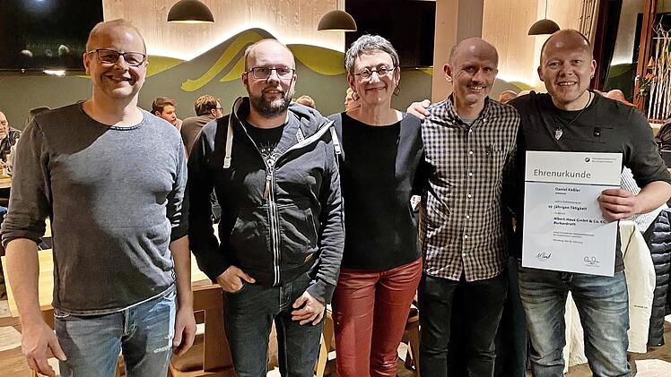 Mitarbeiterehrungen beim Fertighausunternehmen Albert Haus (von links): Frank Hocke, Markus Kress, Geschäftsführungsehepaar Petra und Michael Albert sowie Daniel Kessler