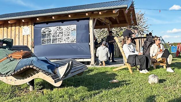 Die Wellenliege l&auml;dt Besucher zum Verweilen ein.