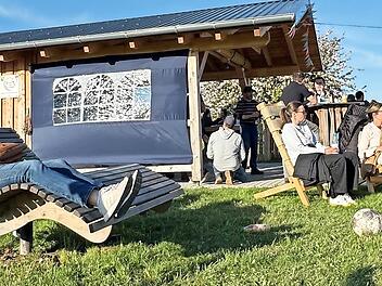 Die Wellenliege l&auml;dt Besucher zum Verweilen ein.