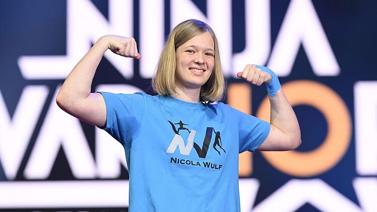 Als Newbie wurde Nicola Wulf (17) letztes Jahr Last Woman Standing. "Die lebt für den Ninja-Sport", weiß Buschi. Nicola geht souverän durch den Parcours, aber an "Buschis Rache" will sie zu schnell sein. "Zu früh rüber", analysiert Buschi und stöhnt: "Warum?" Denn Nicola geht baden. Sie wird beste Frau, ist aber kritisch: "Tut weh, weil's machbar war."