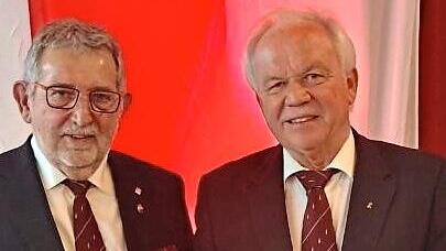 Heribert Ritzel (rechts) wurde durch Vorsitzenden Herbert Fleischmann zum Ehrenchorleiter ernannt.