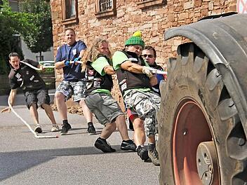 Mit voller Kraftanstrengung ziehen die Snow-Rockers , um den Traktor in Gang zu setzen.  Fotos: Gerd Schaar