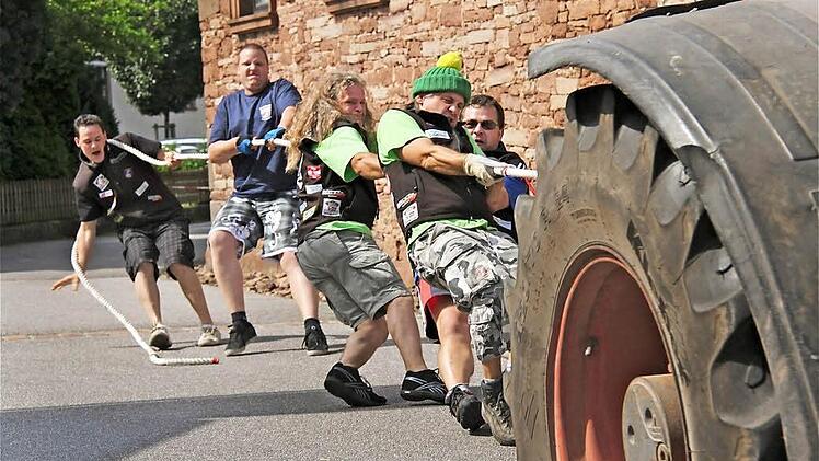Mit voller Kraftanstrengung ziehen die Snow-Rockers , um den Traktor in Gang zu setzen.  Fotos: Gerd Schaar