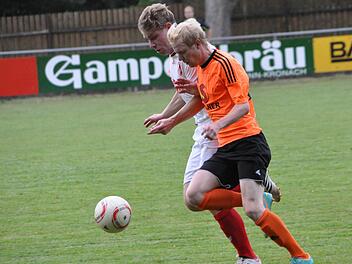 Verbissen wurde im Hinspiel zwischen dem FC Kronach und dem ASV Kleintettau um jeden Ball gekämpft (hier zwischen Christian Bauer und Tobias Wagner). Das ist auch heute zu erwarten, wenn in Kleintettau das Rückspiel stattfindet. Foto: Herbert Kalb