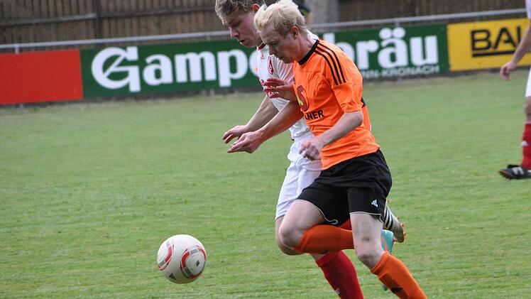 Verbissen wurde im Hinspiel zwischen dem FC Kronach und dem ASV Kleintettau um jeden Ball gekämpft (hier zwischen Christian Bauer und Tobias Wagner). Das ist auch heute zu erwarten, wenn in Kleintettau das Rückspiel stattfindet. Foto: Herbert Kalb