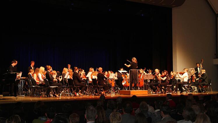 Das Symphonieorchester des Markgraf-Georg-Friedrich-Gymnasium wagte sich an die überaus schwierige Filmmusik "Fluch der Karibik" und bewies Brillanz. Die wochenlange Probenarbeit und die Intensivproben auf Burg Feuerstein haben sich gelohnt