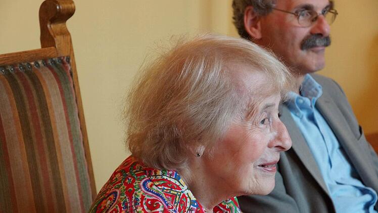 Charlotte Isler und ihr Sohn Donald beim Gespräch im Rathaus. Fotos: Arkadius Guzy