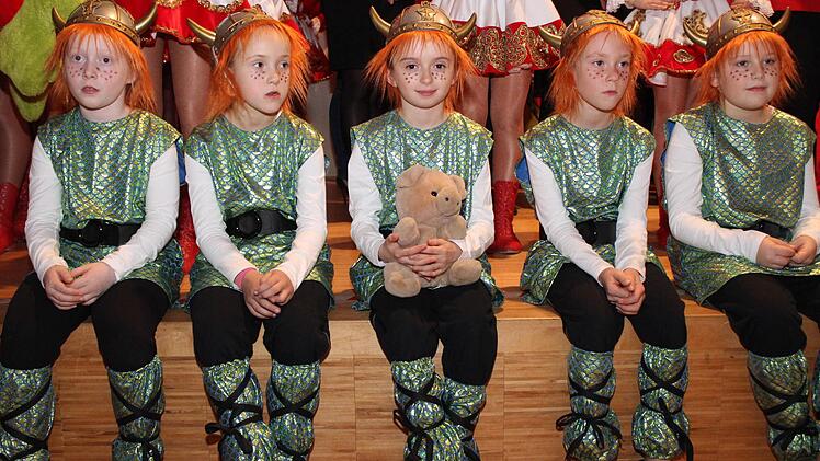 Die Wikinger der NCV-Kindergarde mit ihrem kleinen Maskottchen   Foto: fra-press