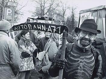 Helmut Schultheiß vom Bund Naturschutz bei einer Demo 1996. Foto: Archiv Saale-Zeitung