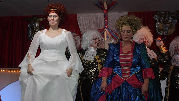 Die Frauen mit ihren historischen Gewändern waren ein echter Hingucker.