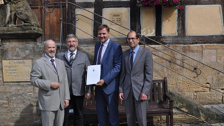 MdL J&uuml;rgen W. Heike, Landrat Michael Busch, B&uuml;rgermeister Martin Mittag und Amtsleiter Anton Hepple bei der &Uuml;bergabe des F&ouml;rderbescheids. Foto: Paul Zweier