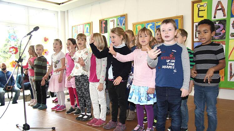 ... kein Wunder, wenn man so begrüßt wird: Die Klasse 2b sang für die Erstklässler "Hurra, ich bin ein Schulkind".