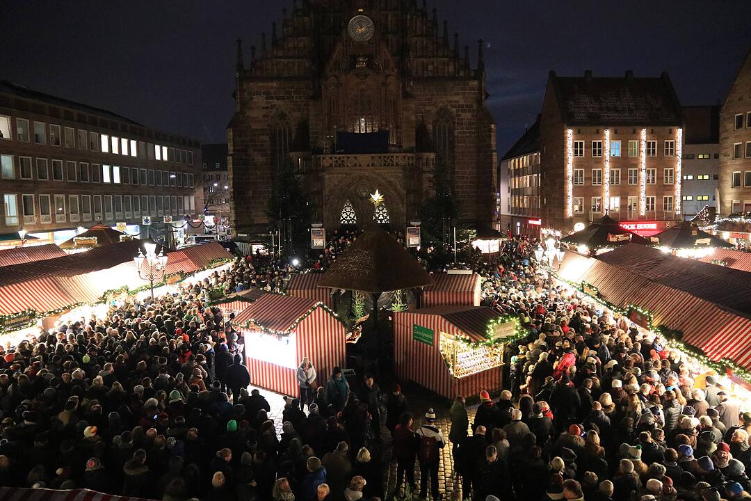 Nürnberger im Weihnachtszauber: Christkind eröffnet weltberühmten Weihnachtsmarkt