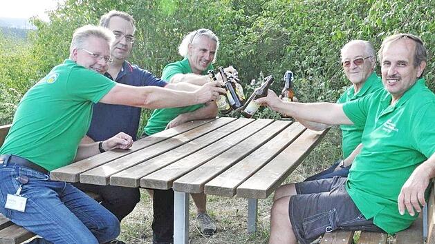 Erster Vorsitzender Matthias Fischer, Dirk Schulz, Zweiter Vorsitzender Martin Burger, Kassier Helmut Schmidt und Ger&auml;tewart Alfred Thiel (v. li.) freuen sich &uuml;ber die zwei neu errichteten Tischgruppen.  Foto: hs