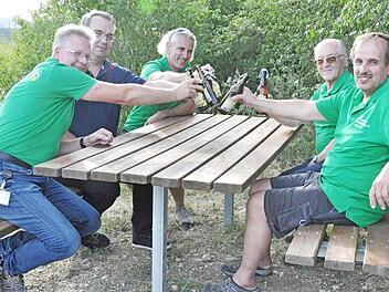 Erster Vorsitzender Matthias Fischer, Dirk Schulz, Zweiter Vorsitzender Martin Burger, Kassier Helmut Schmidt und Ger&auml;tewart Alfred Thiel (v. li.) freuen sich &uuml;ber die zwei neu errichteten Tischgruppen.  Foto: hs