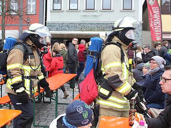 Das sind keine Außerirdischen, sondern Feuerwehrleute mit Atemschutzgeräten. Auch sie waren am verkaufsoffenen Sonntag unterwegs, ein wenig für sich zu werben. Foto: Markus Häggberg