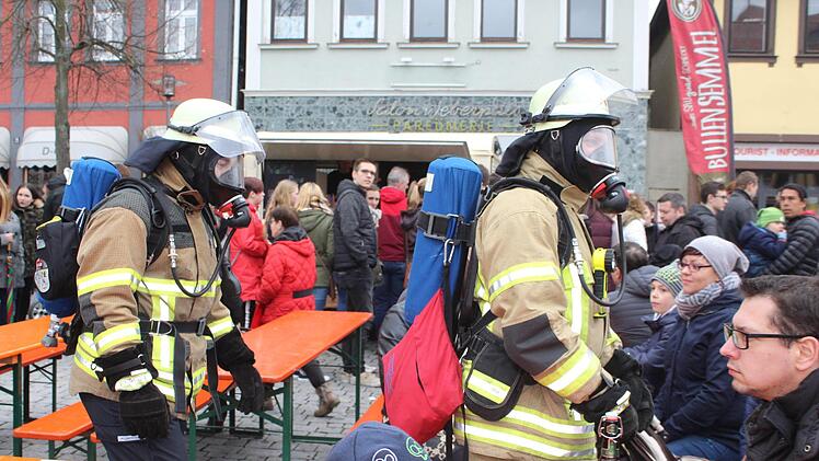 Das sind keine Außerirdischen, sondern Feuerwehrleute mit Atemschutzgeräten. Auch sie waren am verkaufsoffenen Sonntag unterwegs, ein wenig für sich zu werben. Foto: Markus Häggberg