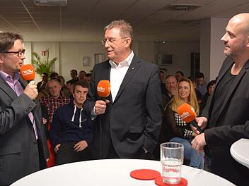 Oberbürgermeister Henry Schramm (CSU) bewirbt sich um eine weitere Amtszeit und skizzierte im Gespräch mit BR-Redaktionsleiter Alexander Müller (links) und Programmleiter Markus Weber von Radio Plassenburg, wie er sich Kulmbachs Zukunft vorstellt.Dagmar Besand