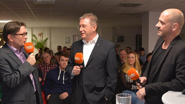 Oberbürgermeister Henry Schramm (CSU) bewirbt sich um eine weitere Amtszeit und skizzierte im Gespräch mit BR-Redaktionsleiter Alexander Müller (links) und Programmleiter Markus Weber von Radio Plassenburg, wie er sich Kulmbachs Zukunft vorstellt.Dagmar Besand