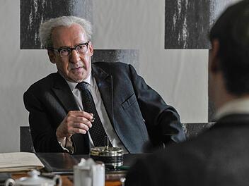 Fritz Bauer (Ulrich Noethen) ist auf der Suche nach Adolf Eichmann.