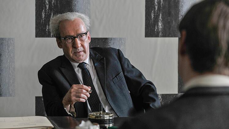 Fritz Bauer (Ulrich Noethen) ist auf der Suche nach Adolf Eichmann.