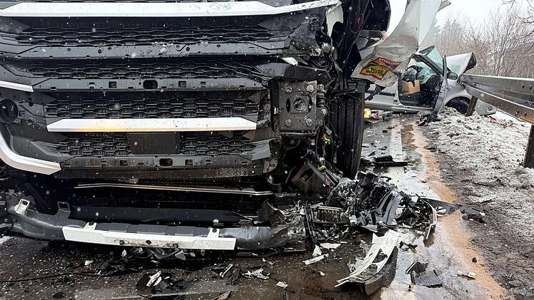 Autofahrer nach Frontalcrash mit Lkw eingeklemmt - Feuerwehr startet Gro&szlig;einsatz