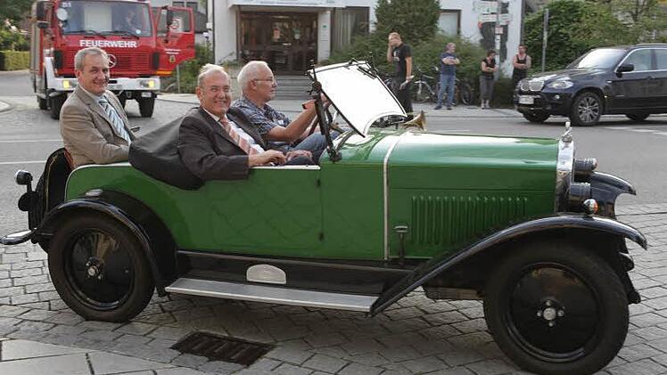 In einem 4er-Opel  aus dem Jahr 1928 kutschierte der Erlanger Stephan G&uuml;thlein die beiden CSUler Konrad Rosenzweig (hinten) und Eduard N&ouml;th (vorne) zum Marktplatz.