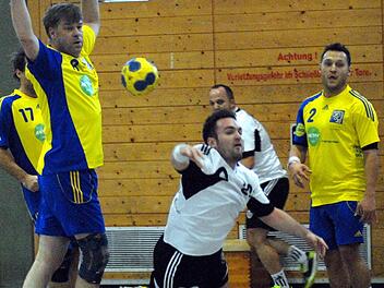Zwar findet Thomas Neumann hier die Lücke zwischen Csaba Szücs (links) und Ralf Mück, insgesamt präsentieren sich die Herzogenauracher beim Derby in Erlangen aber harmlos.