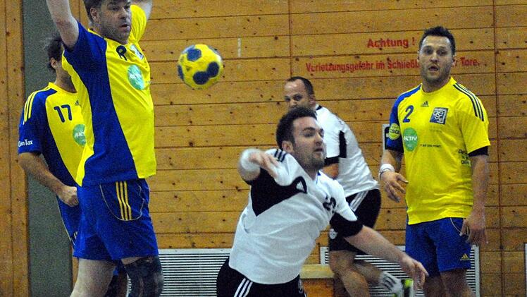 Zwar findet Thomas Neumann hier die Lücke zwischen Csaba Szücs (links) und Ralf Mück, insgesamt präsentieren sich die Herzogenauracher beim Derby in Erlangen aber harmlos.