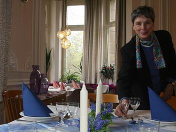 Bernadette Schilling zeigt, wie mit wenigen Handgriffen ein Tisch perfekt und schön gedeckt wird. Foto: Sonja Adam