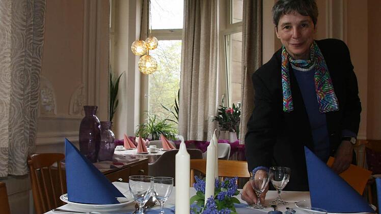 Bernadette Schilling zeigt, wie mit wenigen Handgriffen ein Tisch perfekt und schön gedeckt wird. Foto: Sonja Adam