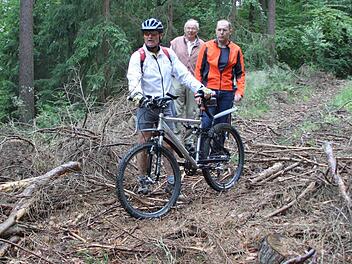 Ein Jahr danach: Die breiten Rückegassen, die der Staatsforst im Bereich Kessel/Rehberg angelegt hat, sind fast unpassierbar. Es ist zwar Gras auf den Wegen gewachsen, aber der Ärger der Spaziergänger, Jogger und Mountainbiker ist geblieben. Das Gestrüpp und Kleinholz, das die Forstleute zum Schutz des Bodens bewusst liegenlassen, regt Reiner Racek, Jobst Rathmann und Thomas Strunz (von links) auf. Fotos: Stephan Tiroch