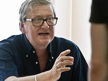 Klare Anweisungen: Attila Lang, Chefproducer der Wiener Festwochen, führt erstmals Regie bei der "Coburger Sommeroperette". Seine "Kiss Me, Kate"-Inszenierung feiert am 11. August Premiere. Fotos: Jochen Berger