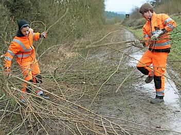 Aufgeweichte Wege: Die Landwirtschaft drängt darauf, dass die Feldwege nicht zuwuchern und Hecken deshalb geschnitten werden. Doch der Bauhof kann heuer nicht so arbeiten, wie geplant. Es ist viel zu nass. Die Mitarbeiter stehen im Matsch. Foto: H. Beudert